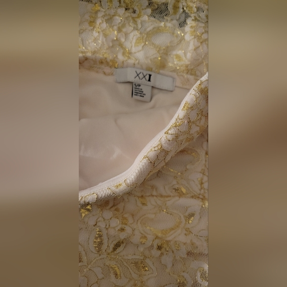 White dress with gold embroidery - Picture 1 of 3
